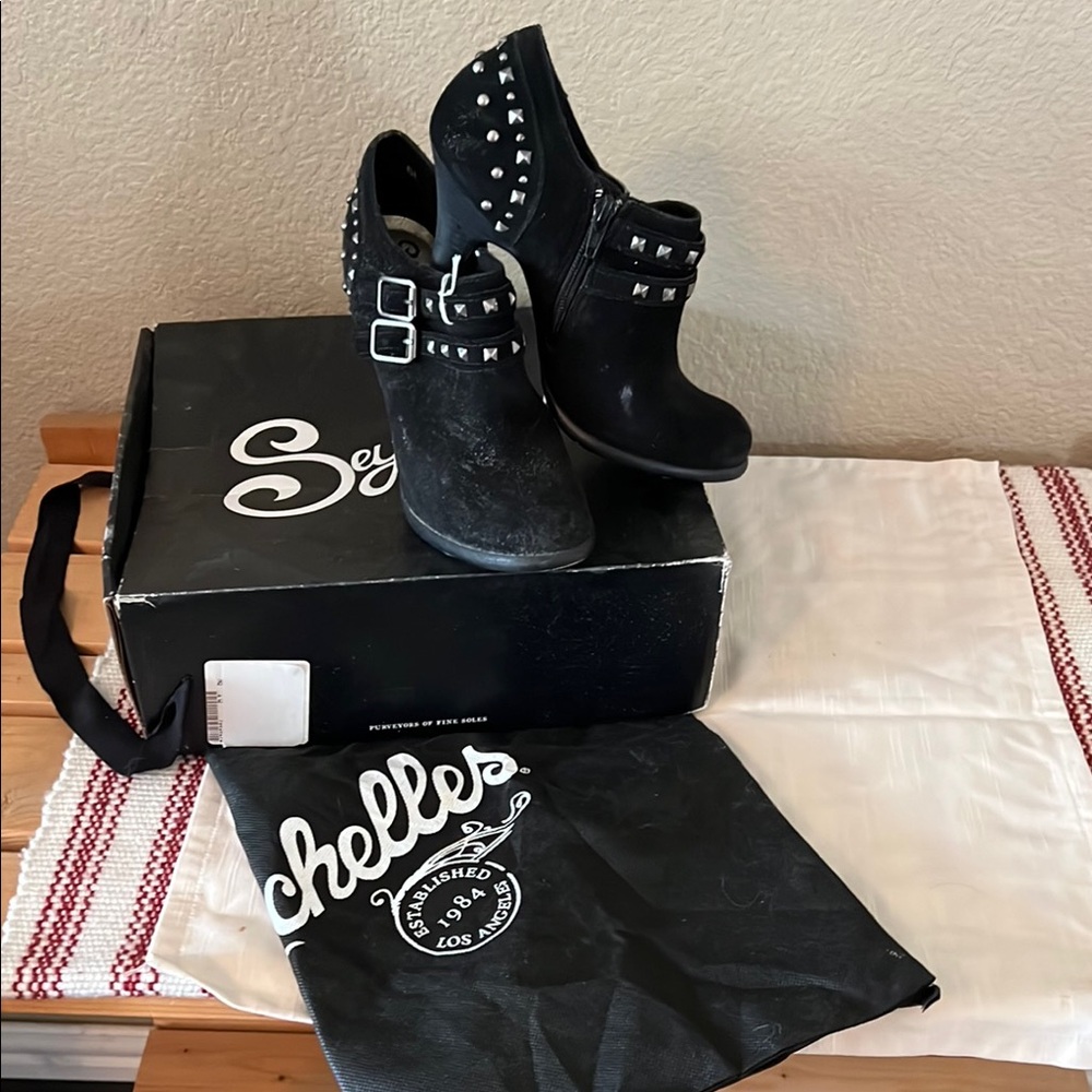 Seychelles Black Ankle Booties Sleek Design